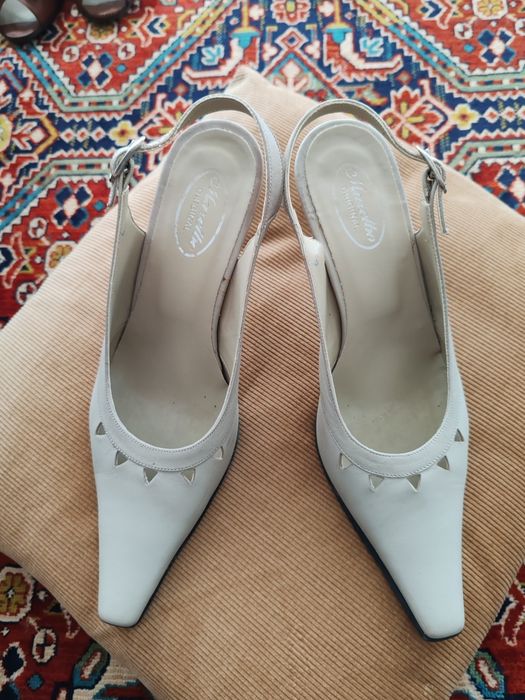 Sandalete Marelbo beige măr. 38 noi 120 lei.        Sandalete Guban maron măr.37 în stare f. bună 60 lei.         Ambele perechi  din piele naturală.