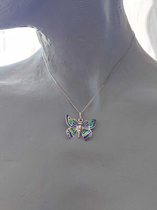 Pandantiv din argint cu email cu reprezentarea unui fluture