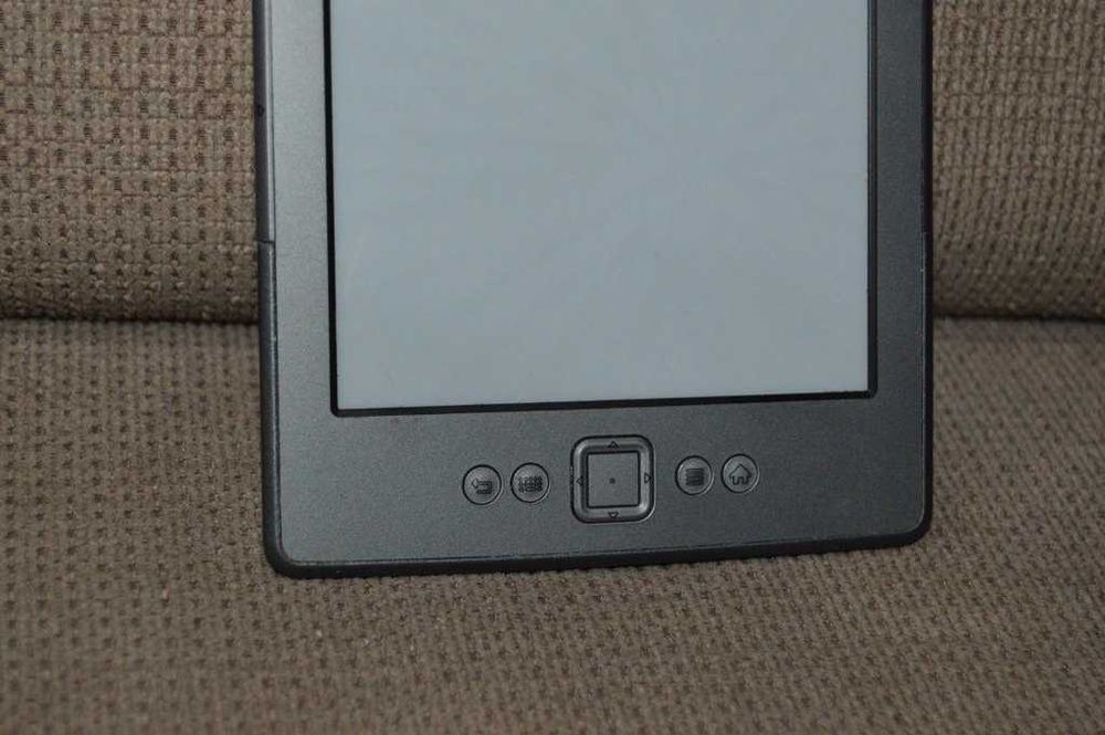 Kindle 4 Model D01100 – E-reader Clasic cu Butoane Fizice, Stare Foarte Bună