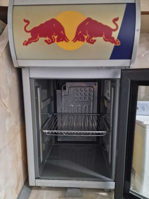 Хладилник-витрина Red Bull минибар
