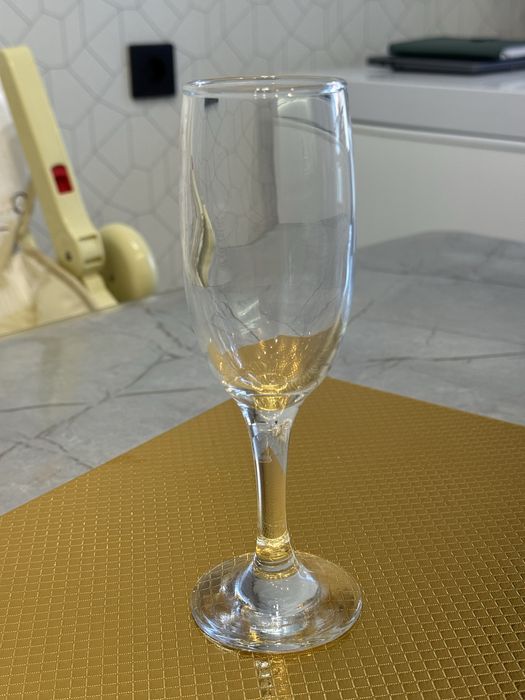 Бокалы под шампанское