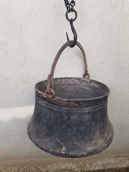 Голям меден котел с верига