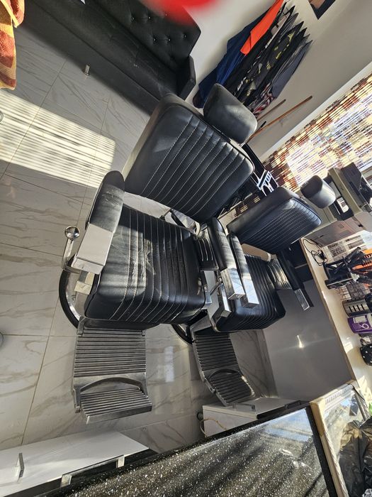 Se vand 2 scaune frizerie mari plus de coafor plus ucenic plus multe