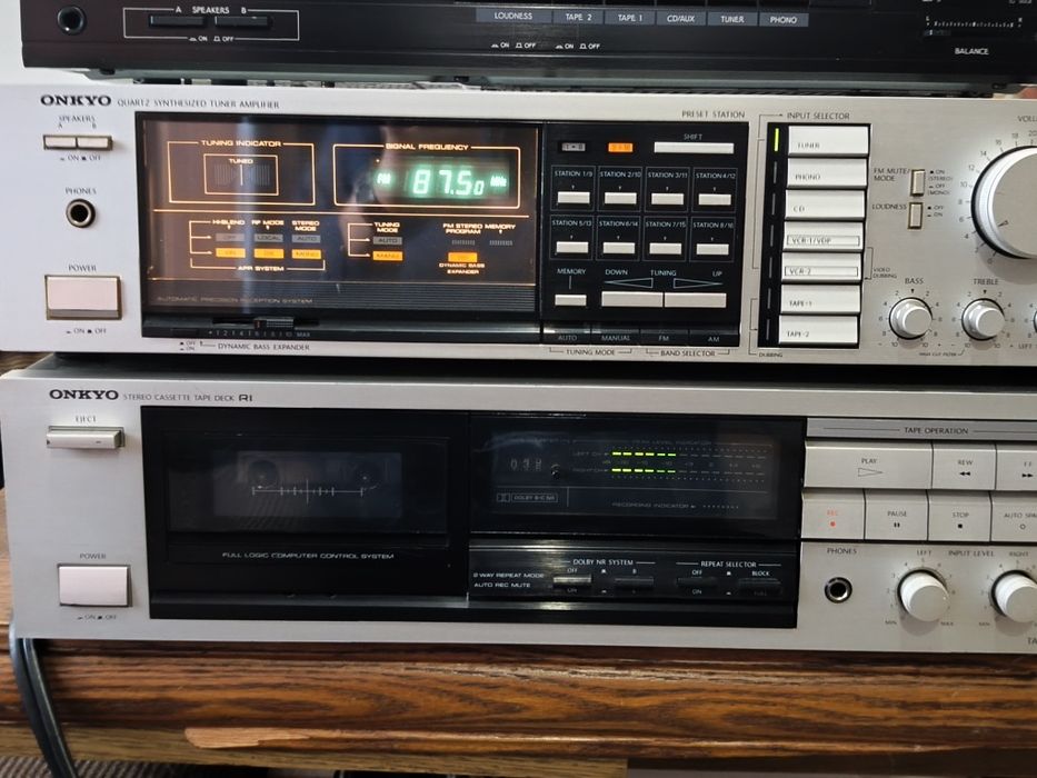 Linie Onkyo amplificator TX- 7330 și deck TA-2530