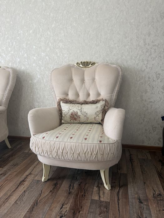 Продам диван с двумя креслами