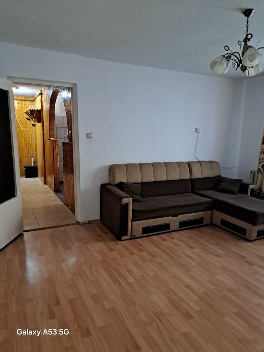Închiriez apartament două camere , etaj 2