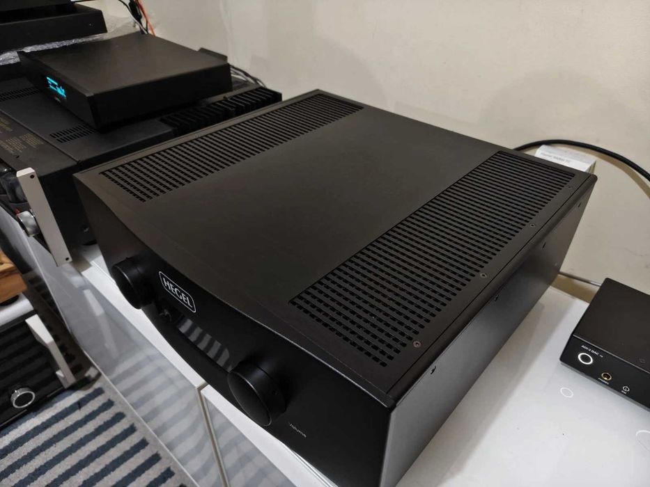 Интегриран усилвател Hegel H600 в ментова кутия