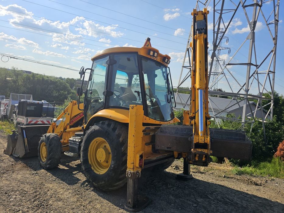 JCB 3CX Sitemaster 2003 – Cupă 4 în 1 + 4 cupe excavare