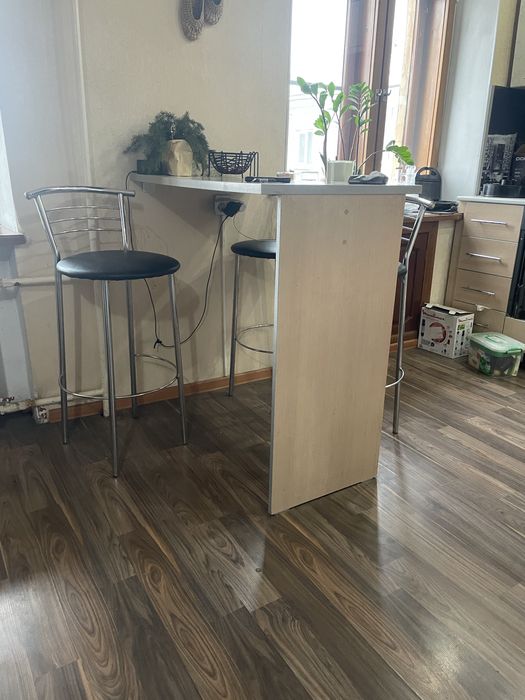 Продам стол и 4 барных стульев
