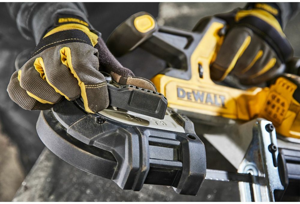 Аккумуляторная ручная ленточная пила Dewalt DCS378N.