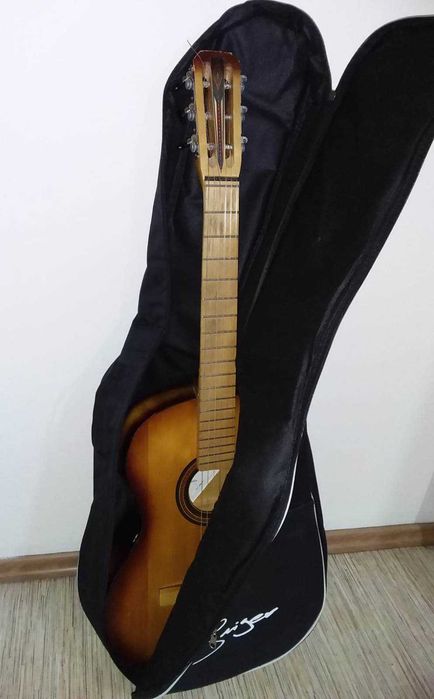 Продам классическую гитару