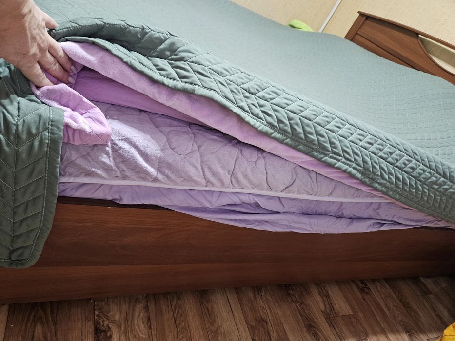 Отдам кровать без матраса