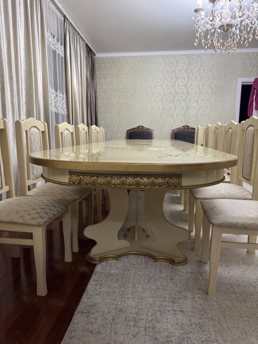 Стол со стульями