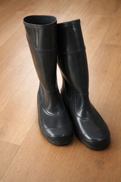 Продаю резиновые сапоги, мужская обувь