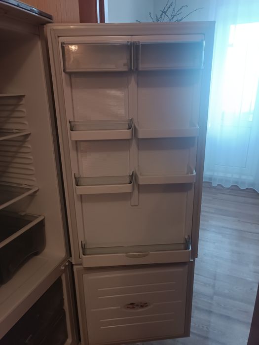 Продам  двухкамерный холодильник Атлант