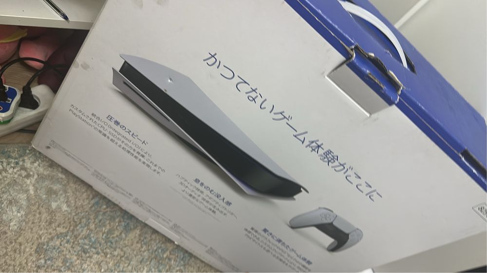 Ps5 с коробкой и с двумя джостиками
