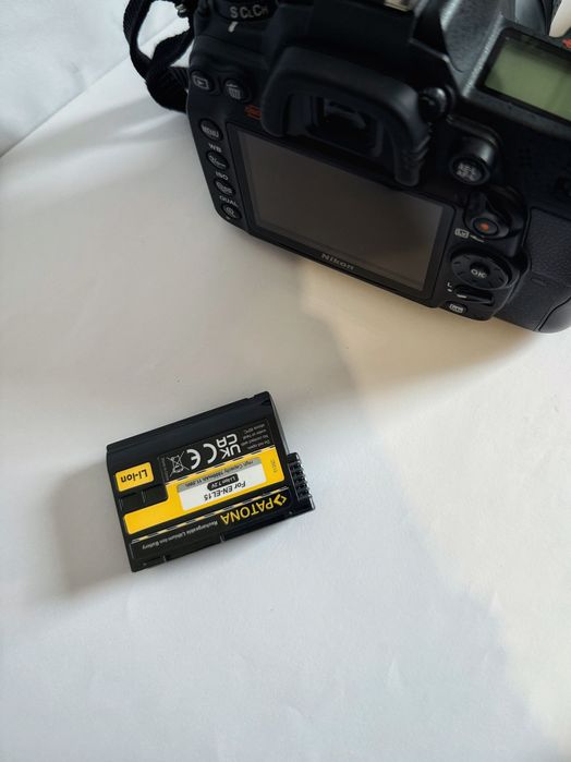 Nikon D7000 + obiectiv Nikon 18-55mm f/3.5-5.6