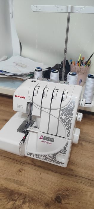 Продам оверлок Janome