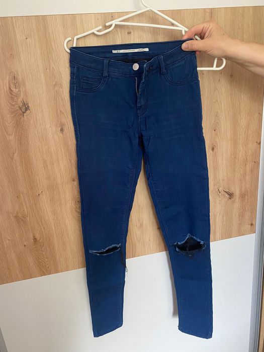 Сини дънки с цепка на коленете