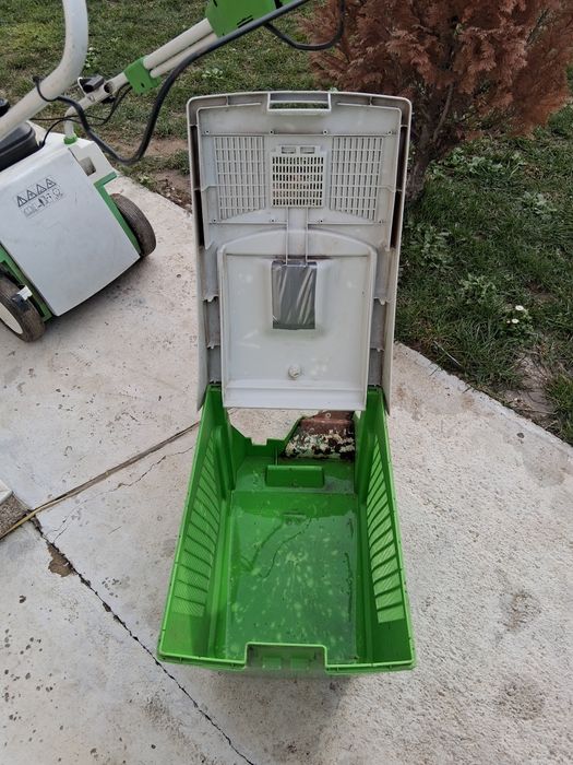 Vând mașină de tuns gazon pe benzină Viking. MB 450 .