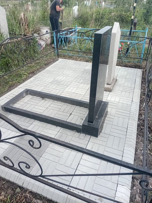 Памятники, тротуарная плитка, уход