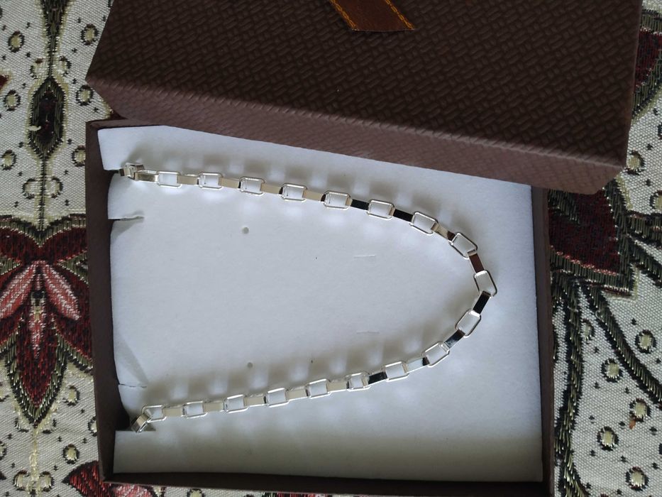 Масивен, нов, сребърен ланец.
В подаръчна кутия.