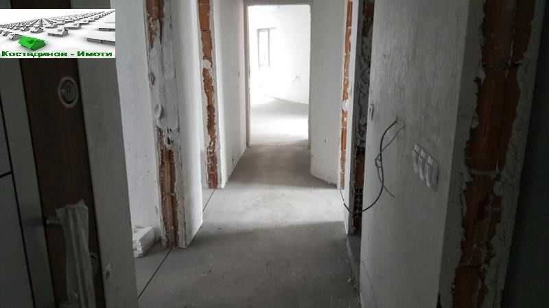 Продава се Многостаен апартамент в Пловдив, Кършияка - 134 кв.м за 2041 €/кв.м - Снимка #2