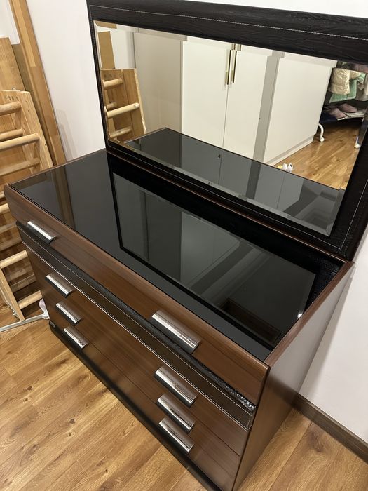 Комод деревянный с зеркалом