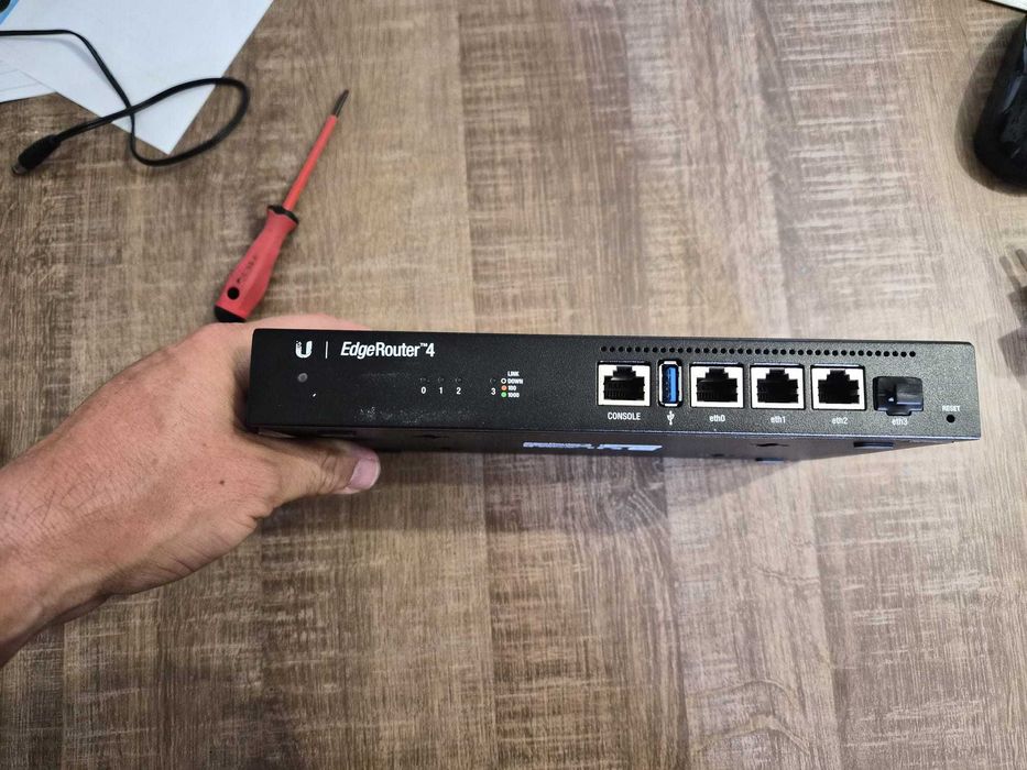 Router profesional Ubiquiti EdgeRouter 4 (ER-4) - Gigabit, SFP