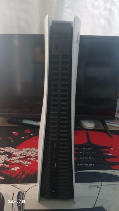 Продавам ps5 в перфекно със тояни е