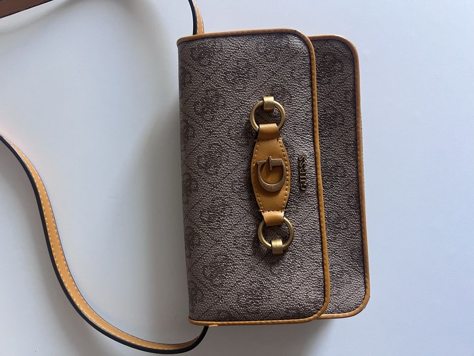 Чанта през рамо на Guess