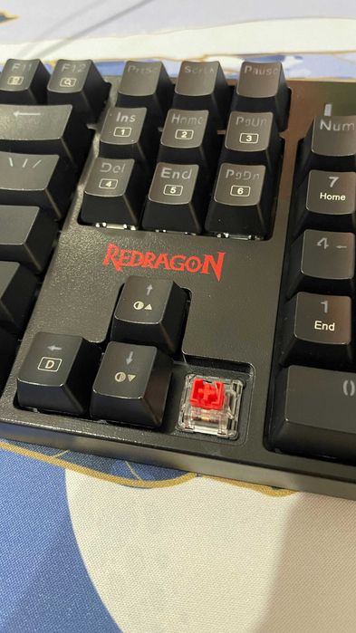 Продается механическая клавиатура Redragon Surara