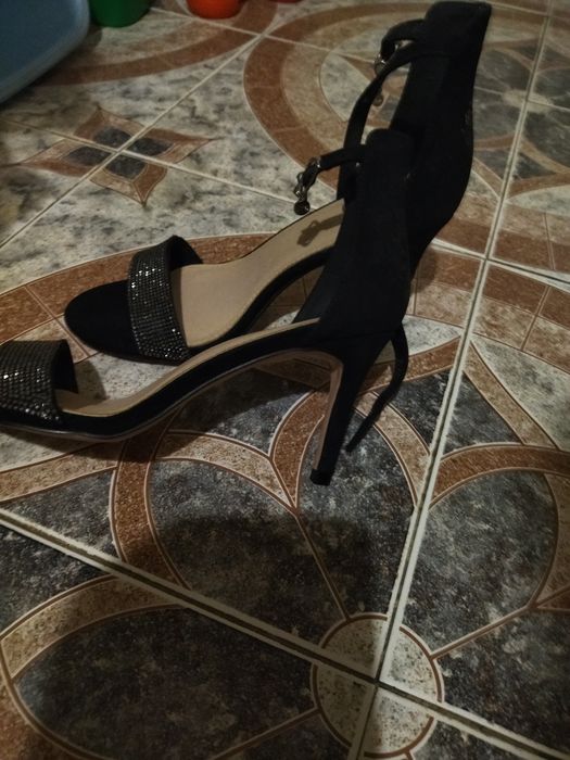 Продавам нови дамски сандали