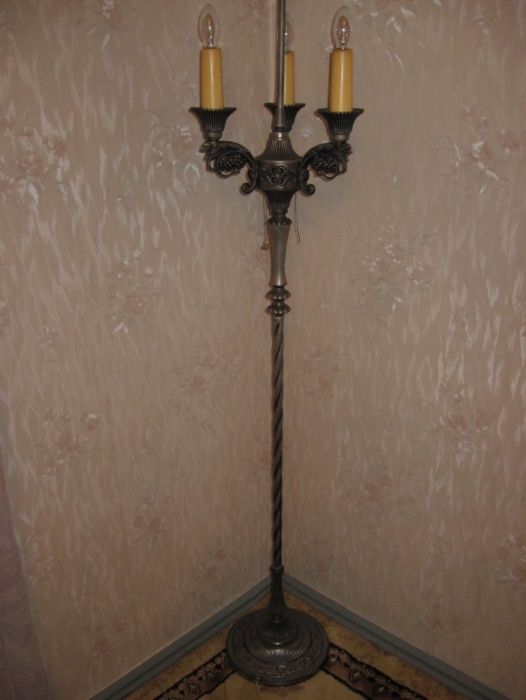 Винтажный напольный торшер в отличном состоянии.