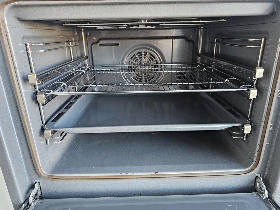 Фурна за вграждане с керамичен плот  SIEMENS