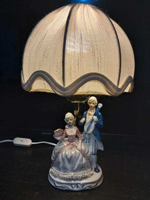 Настолна порцеланова лампа