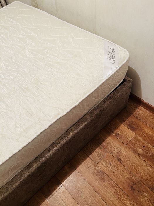 Продам двуспальную кровать с матрасом