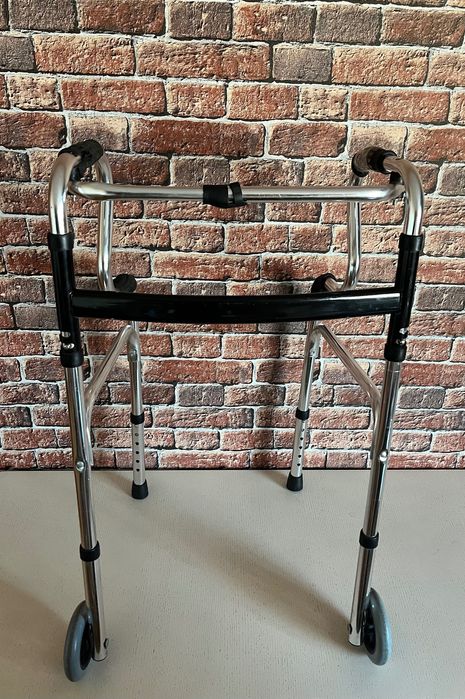 Ходунки для взрослых с колесами