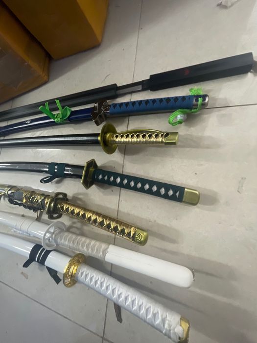 Игрушечные сувенирные катаны