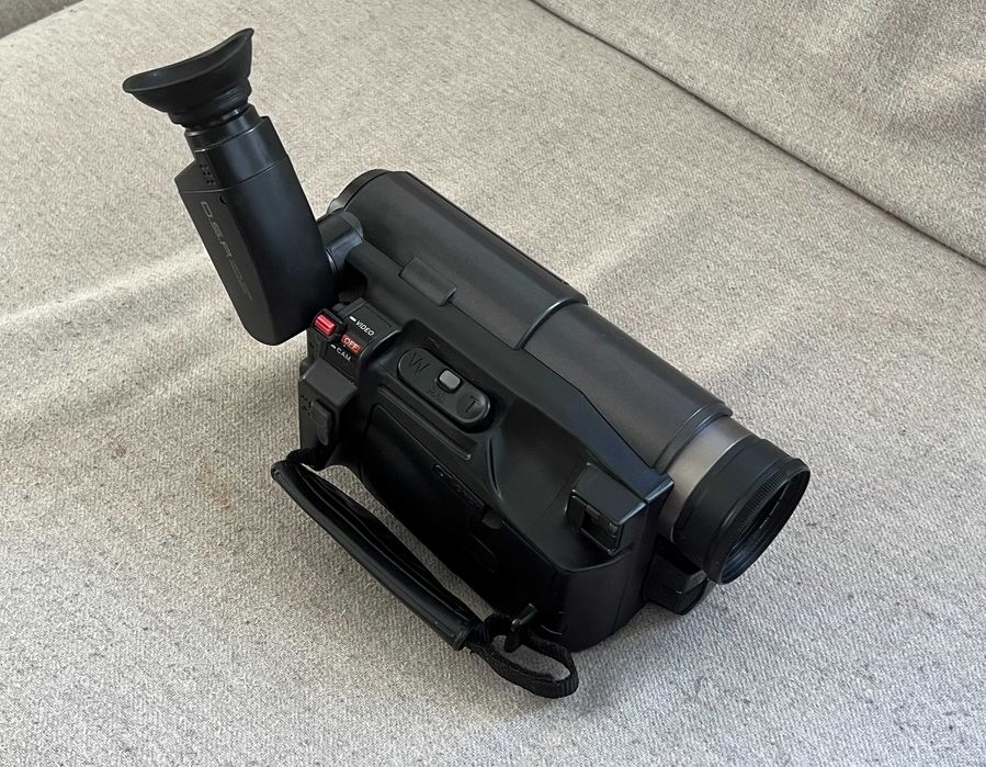 Camera video Hitachi VM-H610E Hi8 PAL cu incarcator si acumulatori