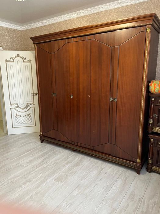 Продам шкаф тумбочками и дамским столиком