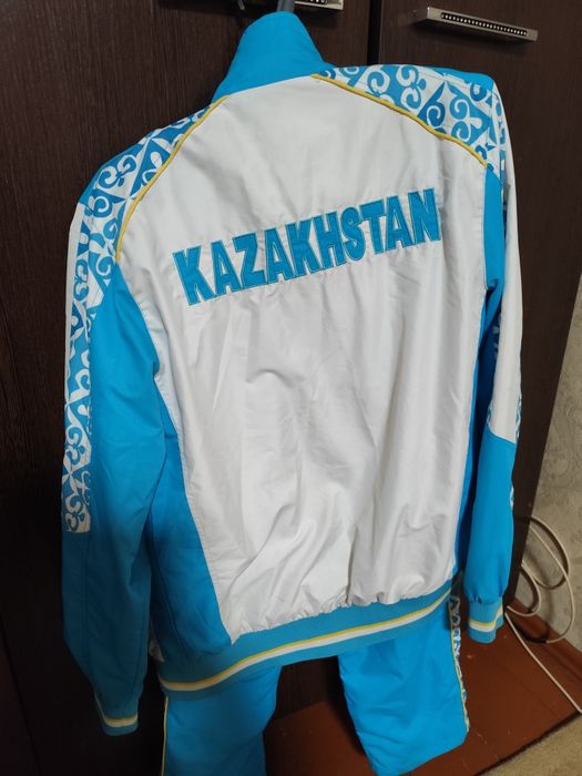 Продам спортивный костюм