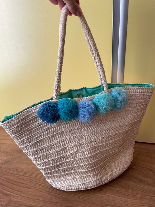 Плажна чанта със сини помпони