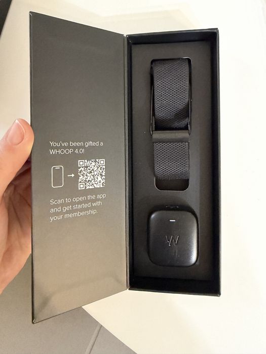Whoop 4 в коробке с зарядкой и новым ремешком