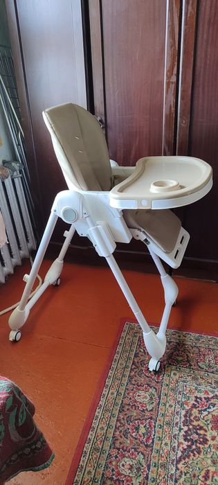 Продам столик для кормления и ходунки