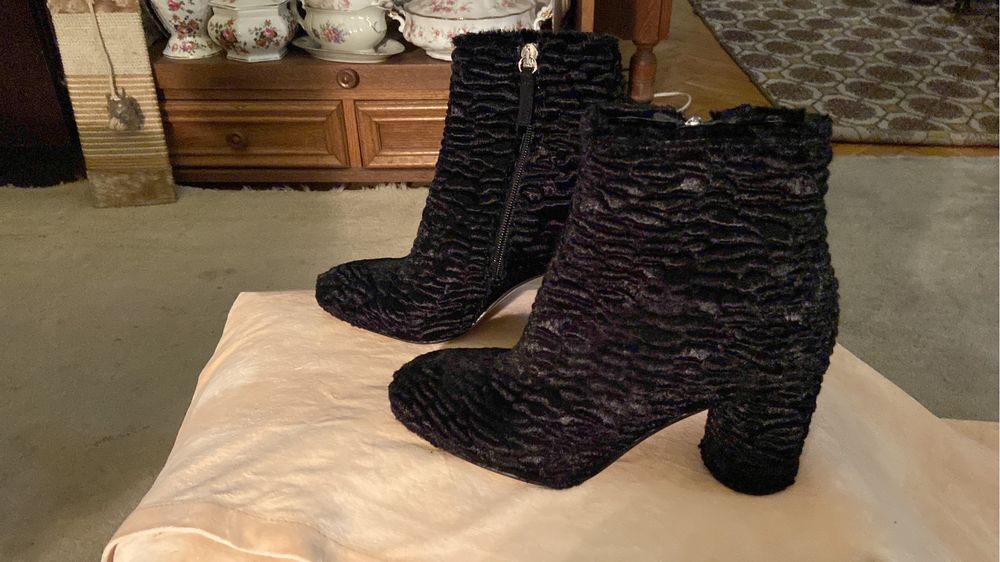 Дамски боти”Zara”, нови, само са мерени 39- ти номер.