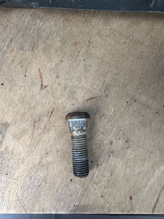 Шпилька колесная