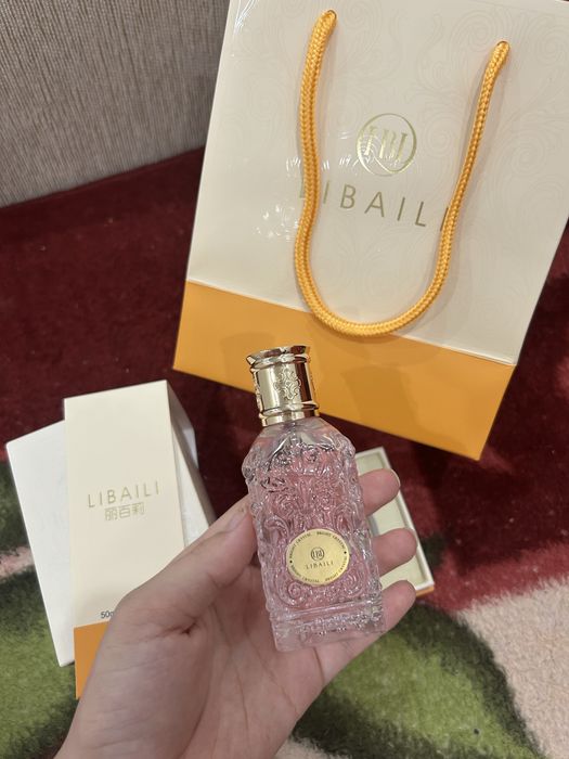 Прада, Либре, Версачи