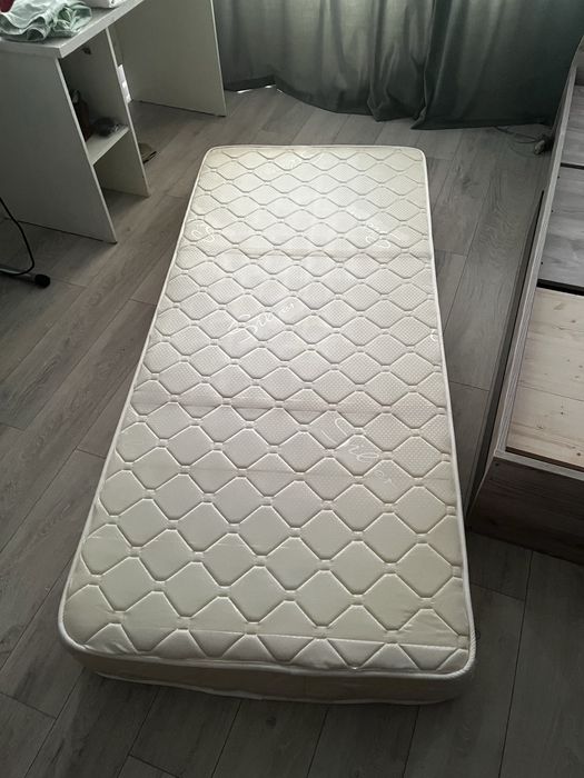 Кровать с матрасом