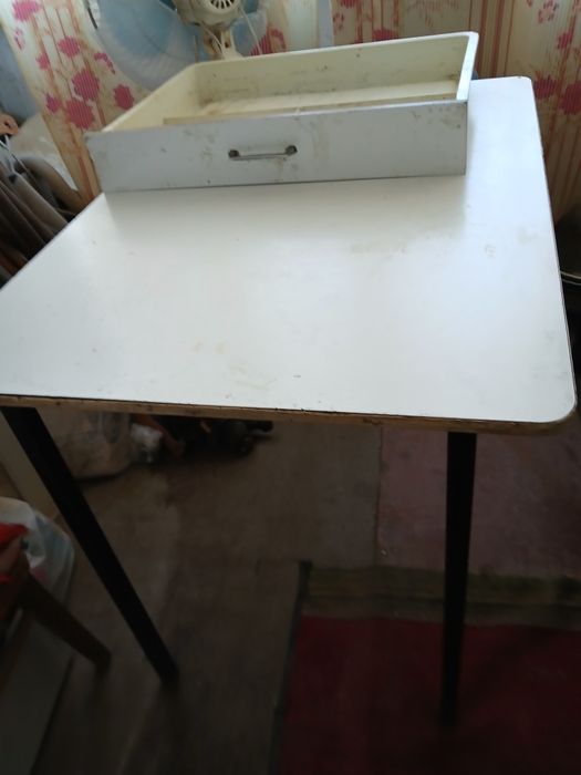 Продам тумбу под телевизор и столы